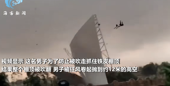 印度男子连人带屋顶被狂风卷到高空 强风暴已致百余人死伤