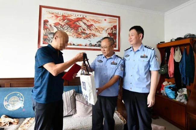 72岁大爷喜提人生第一个奖杯 反诈好市民荣誉加身