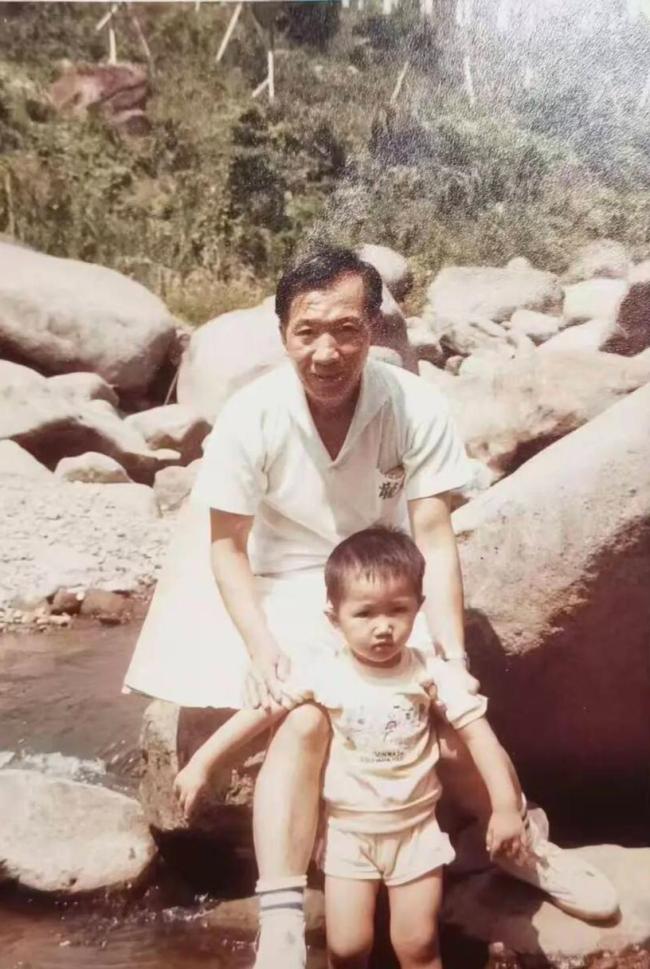 台胞蒋彦群抱着父亲照片回湖北家乡 77年寻根梦圆