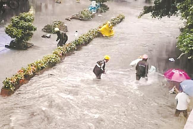 广东省总工会慰问广州暴雨救人骑手