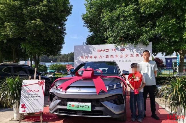 男子花9.6万买车 凭发票中了10万 喜提新车又获奖金
