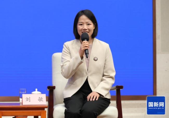 导盲犬首次亮相国新办发布厅 助力无障碍交流