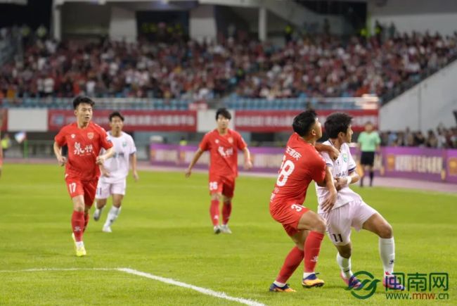 “闽超”泉州队2比0战胜漳州队 主场首胜引爆热情