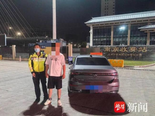男子酒驾遇查弃车跑下高速