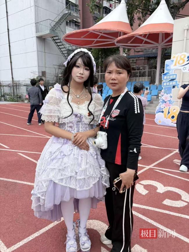 母亲搀扶罕见病女生参加成人礼 不言放弃梦想