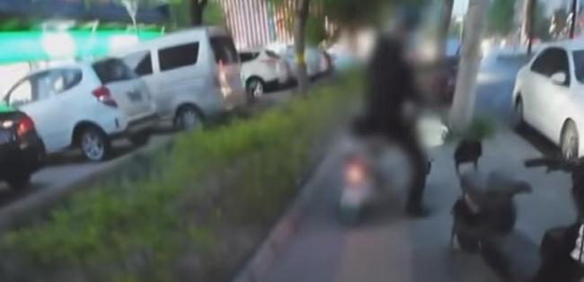 网警通报虚假摆拍盲人盲道被撞案