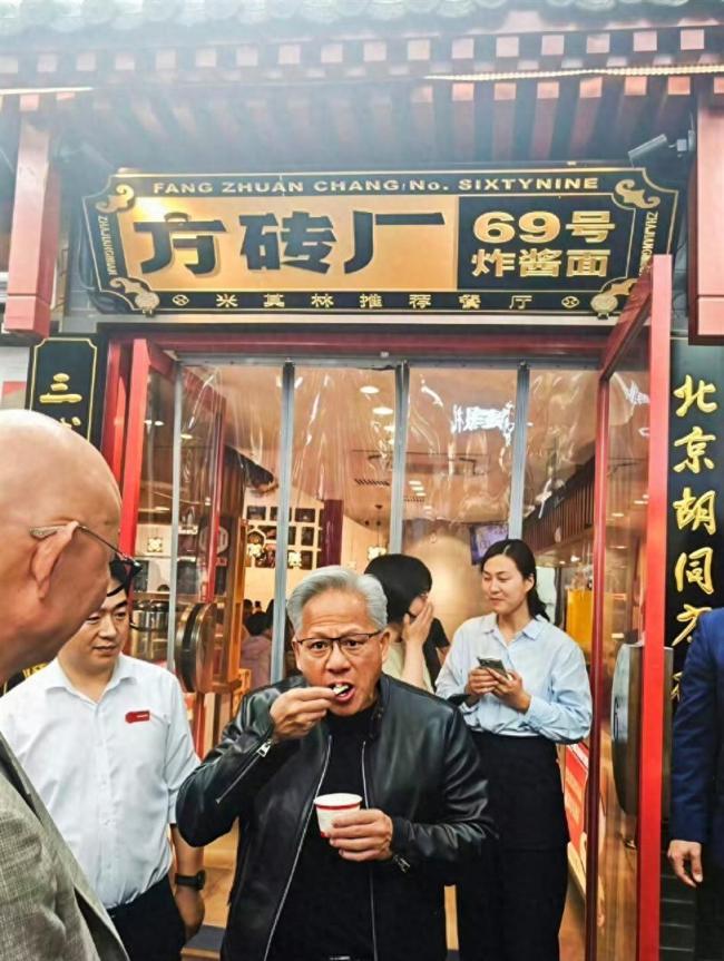 黄仁勋指甲