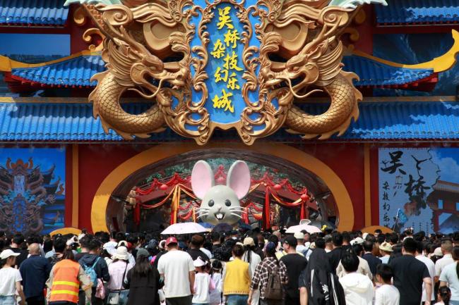 一座小县城如何让杂技“坐地生金” 从“看客”到“戏中人”