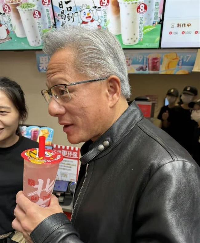 黄仁勋指甲 无滤镜下的真实细节