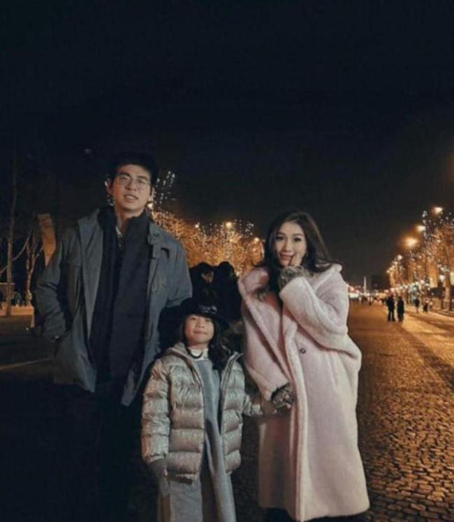 何猷君奚梦瑶现身何超蕸追思会 家族成员齐悼念