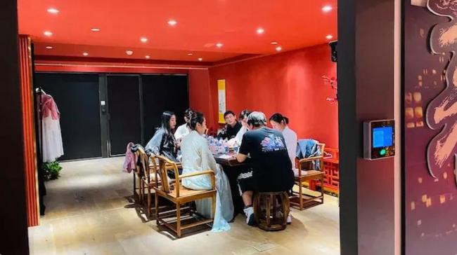 揭秘“恋陪”：有东说念主月亏欠万元 心思代偿的亏欠新趋势