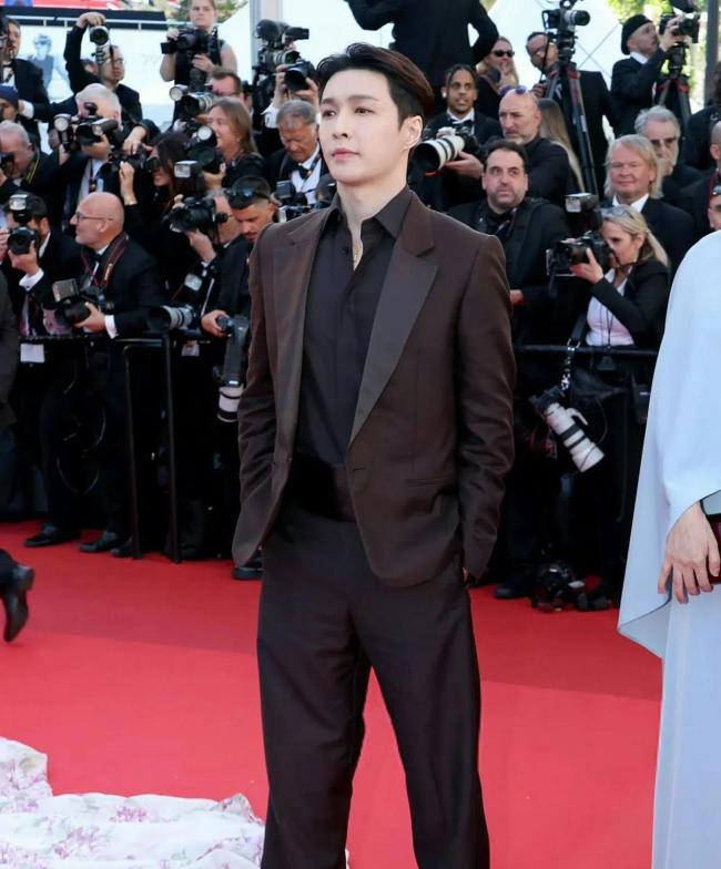戛纳电影节红毯G社生图 张艺兴生图如精修