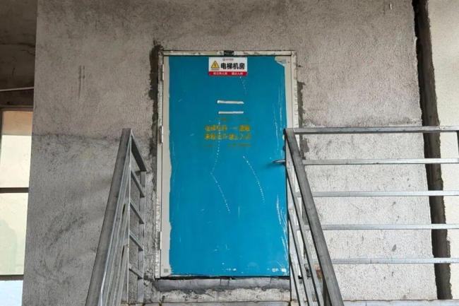 广西一大楼遭雷电击中 电光直贯楼顶 电梯受损停运引发关注