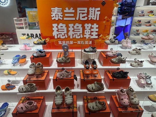 泰兰尼斯代工厂称做一双鞋只赚几块钱 利润微薄引热议