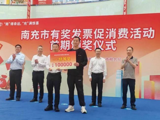 男子花9.6万买车抽奖中10万 幸运儿喜提大奖