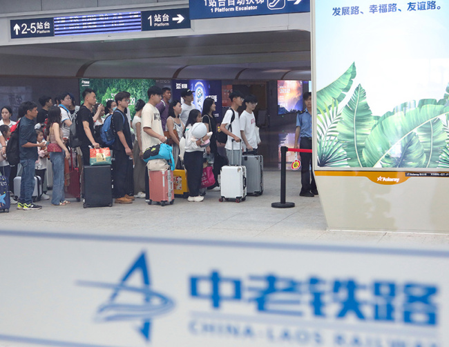 在云南景洪市的中老铁路西双版纳站，搭客有序参加站台搭车（2023年10月5日摄）。