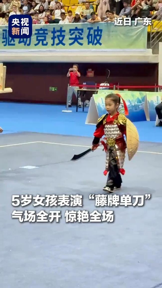 2岁宝宝诗词接龙奶声奶气 对答如流 小小年纪才艺惊人