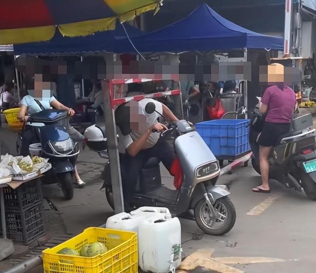 市场设一米三矮门 当地：挡电动车 引发网友热议