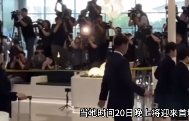 朝鲜女足抵达韩国视频曝光！现场一片欢迎声，球员表情严肃队伍整齐！