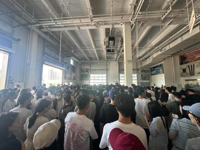 店员回应降价iPhone17被疯抢 消费者挤爆门店