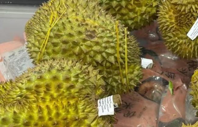 顾客买榴莲误付11万店员隐瞒 多付款项被私自转走