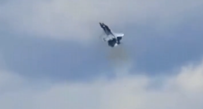 美国两架战机空中相撞坠毁，4名机组成员弹射生还 航展事故引发关注