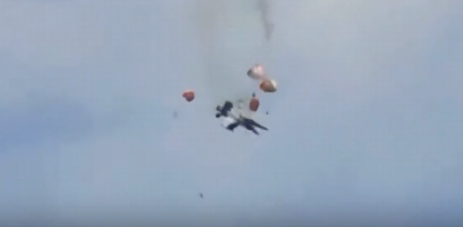 美国两架战机空中相撞坠毁，4名机组成员弹射生还 航展事故引发关注