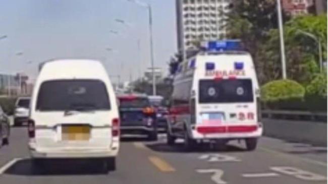 多次别挡救护车？交警：开斗气车 都罚