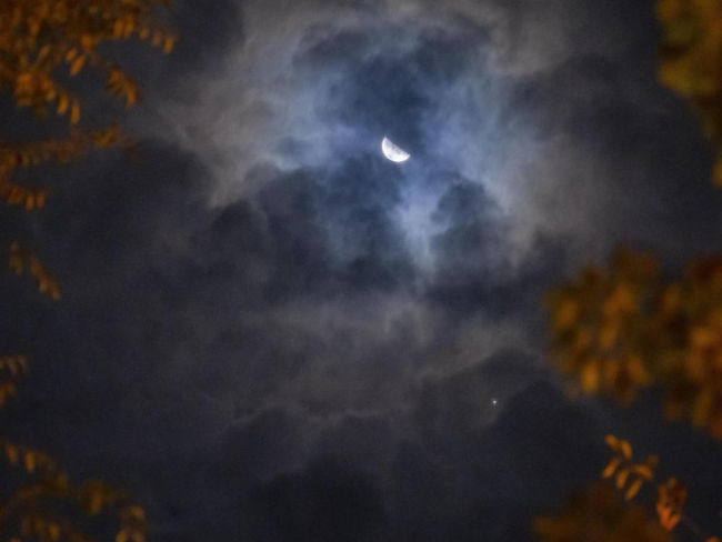 绝美天象来袭！连续两晚星月同辉，金星、木星轮番邂逅蛾眉 初夏夜空浪漫大戏