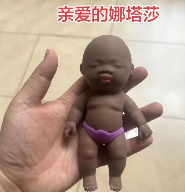 “娜塔莎”娃娃爆火 被批暴力擦边 学生爱不释手引发争议