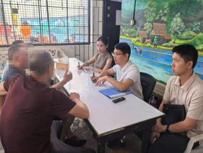 中使馆探视被菲查扣的69名中国工人