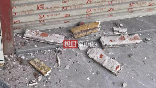 柳州地震震中有三层民居门户悬空 房屋受损严重待拆