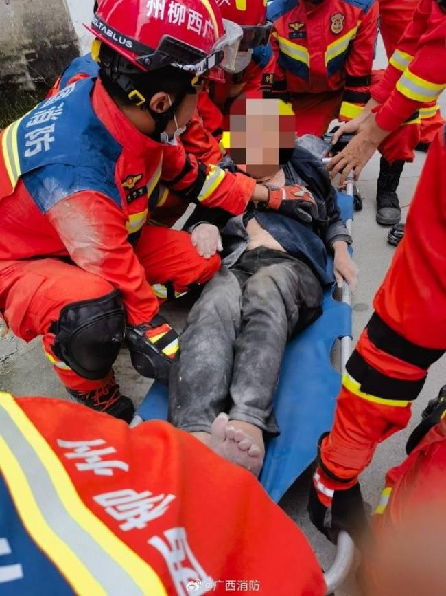 救援人员回应91岁老人地震中幸存