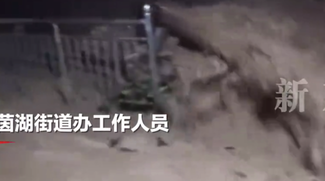 贵州都匀山体滑坡多栋房屋被埋 救援人员跑步前往救援