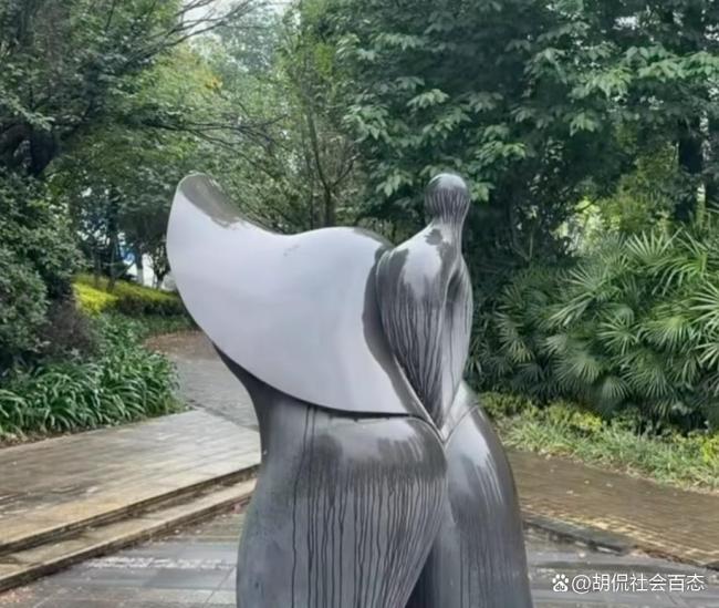 成都一雕塑造型露骨 被指极具暗示性 公共艺术边界再引热议