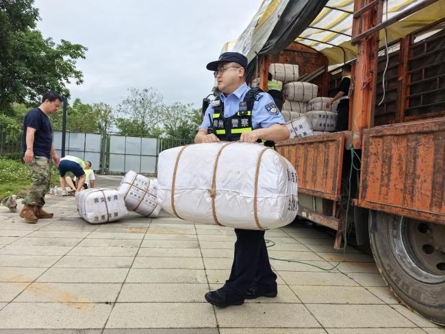 1200余名警力全力抗震救灾