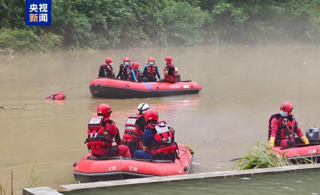 广西车辆坠河5人幸存、6人不幸遇难
