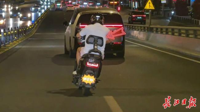 电动车“护腰神器”被武汉交管点名 安全隐患大