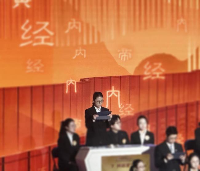 高校学生和《黄帝内经》“较劲” 背诵与实践并重