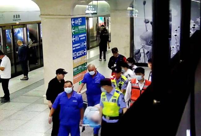 孕妇在地铁里倒地一群人护住她 紧急救援暖人心