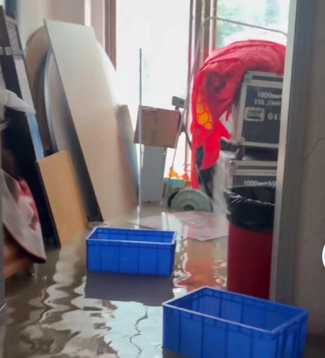 湖北荆州暴雨 水淹到胸口 城区启动内涝应急响应