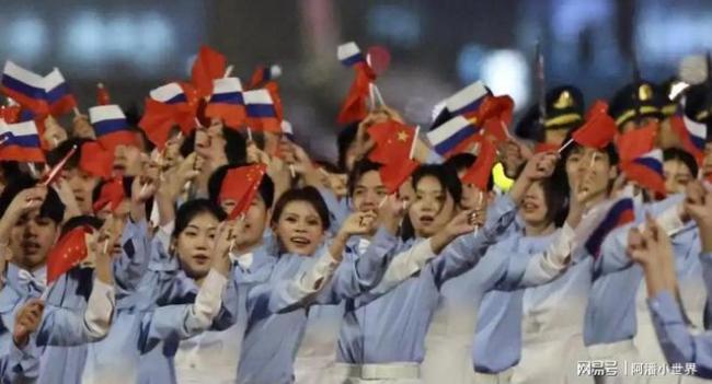 普京乘专车离开机场 中俄关系新篇章