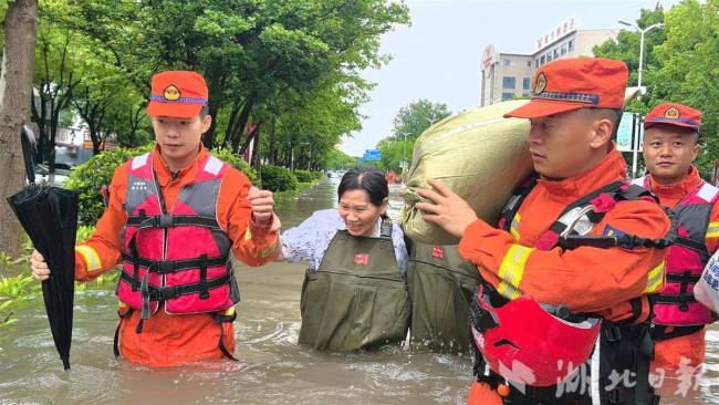 1400多消防员紧急驰援荆州 暴雨救援行动启动