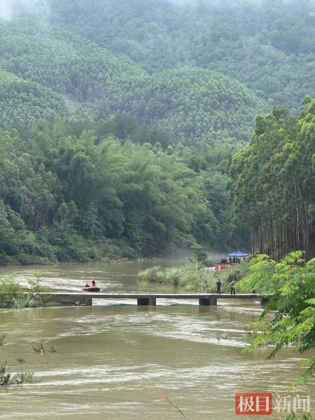 皮卡坠河10人遇难村民只救到一人自责 山村悲歌