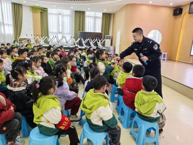 民警为救落水群众跃入湍流漂流2公里 生死瞬间显忠诚