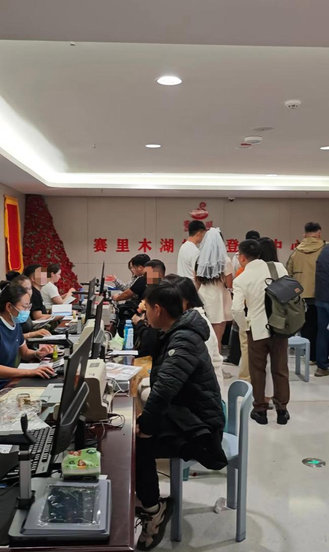 上千对新人今天到赛里木湖登记结婚 520爱情圣地爆满