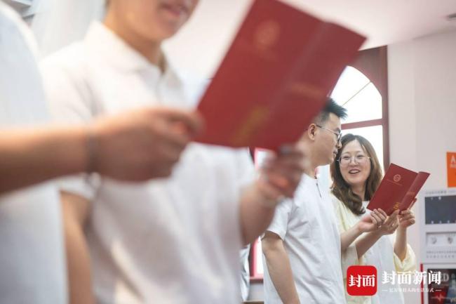520领证爆满：谁说现在没人愿意结婚了
