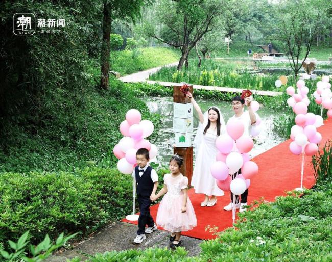 全国劳动模范孔胜东为新人颁结婚证 定格幸福瞬间