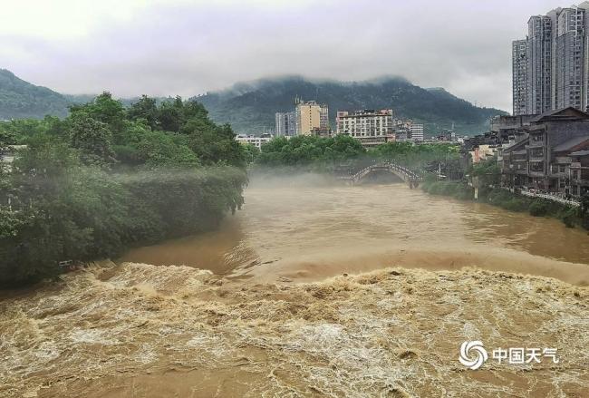 湖南湘西强降雨水漫街道 河水暴涨道路受阻