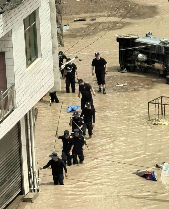 贵州多地强降雨 民辅警闻“汛”而动 紧急救援保平安